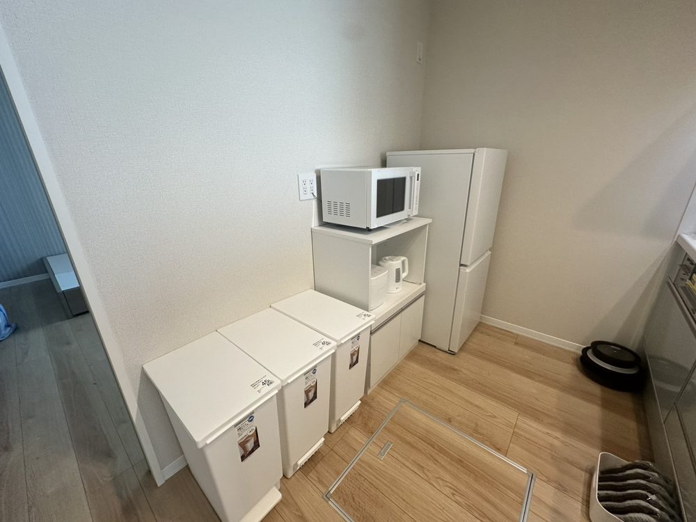 CHODO 光の森のキッチンまわり。冷蔵庫と電子レンジ、収納